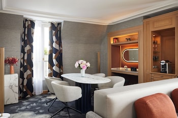 Eiffel Prestige Suite, 1 King Bed and 1 Queen Bed, Eiffel Tower View