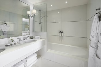 Eiffel Prestige Suite, 1 King Bed and 1 Queen Bed, Eiffel Tower View