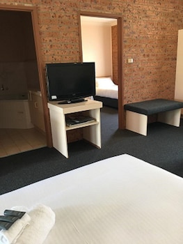 Family Room (1 Queen and 3 Single Beds)