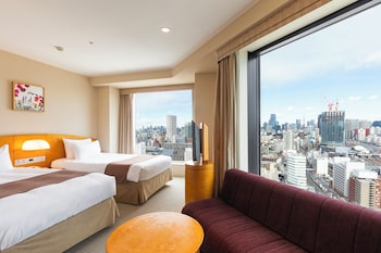 Main Tower Corner Twin Room with Sofa, Non-Smoking (28th-29th floors)