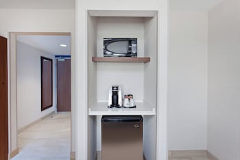 Standard Room, 1 Queen Bed, Accessible (Roll-In Shower)