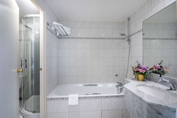 Junior Suite, 1 Queen Bed, Non Smoking, Bathtub (Larger Room;Twin bed on request)