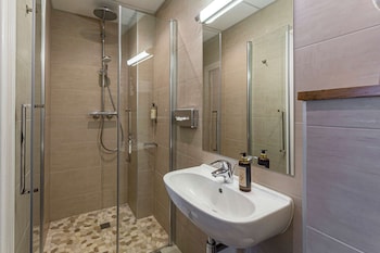 Comfort Room, Multiple Beds, Non Smoking, Bathtub