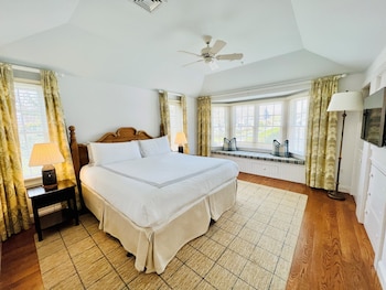 Suite, 1 King Bed, Ocean View (Cottage, Main Inn Side)