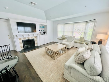 Suite, 1 King Bed, Partial Ocean View (Cottage)