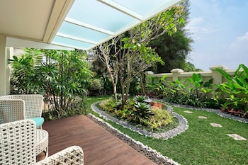 Tower Room, 1 King Bed, Garden Access