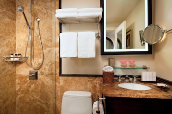 Historic Room 1 King, Resort View, Mobility/Hearing Accessible, Tub