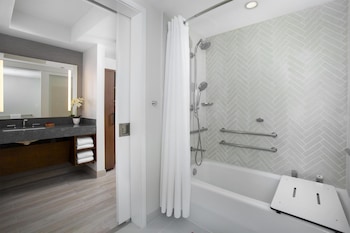 Room, 2 Queen Beds, Accessible, Bathtub