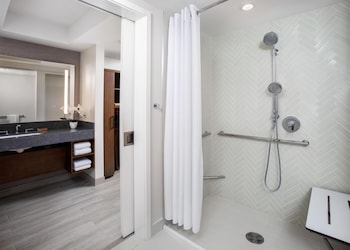 Room, 1 King Bed, Accessible (Shower)