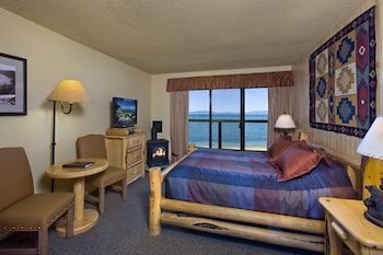 Standard Room, 1 Queen Bed, Lake View (Balcony or Patio)