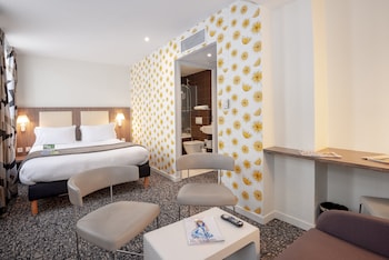 Premium Room, 1 Queen Bed with Sofa bed