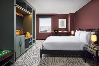Suite, 1 King Bed, Mountain View, Corner