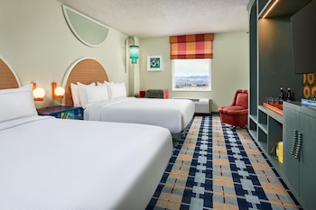 Room, 2 Queen Beds, Mountain View