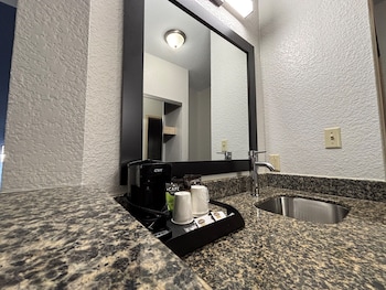 1 King Bed, Whirlpool Suite, Non-Smoking