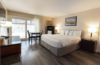 Signature Room, 1 King Bed, Patio, Ground Floor