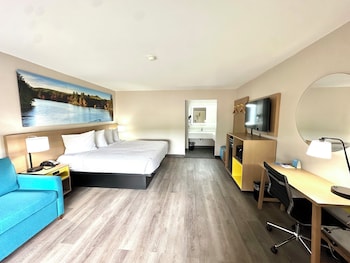 1 King Bed, Suite, Non-Smoking