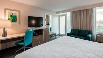 Standard Room, 1 King Bed, Refrigerator & Microwave, Poolside