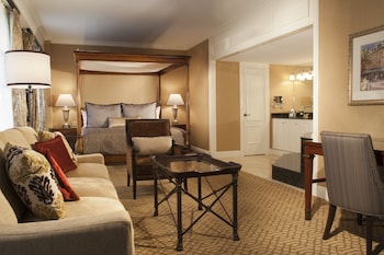 Suite, 1 King Bed, Jetted Tub (Petite)