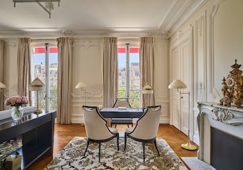 Signature Suite (Arc de Triomphe)