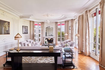 Signature Suite (Arc de Triomphe)