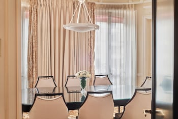 Signature Suite (Arc de Triomphe)