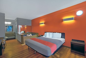 Deluxe Room, 1 King Bed, Non Smoking, Hot Tub