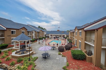 Premium Room, 1 King Bed, Poolside (Upgraded Bedding & Snack, Smoke Free)