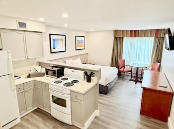 Standard One Queen Full Kitchen - Conference Centre