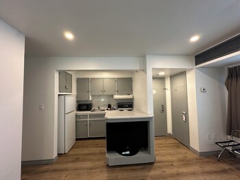 Renovated 1 Queen Bed Suite - Main Building