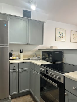 Renovated 1 Queen Bed Studio - Conference Centre