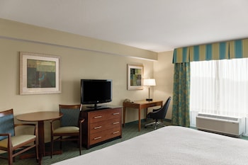 Standard Room, 1 King Bed, Balcony, Pool View