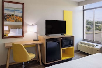 Room, 1 King Bed, Non Smoking