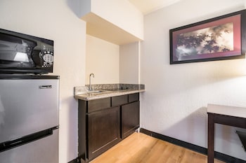 Deluxe Room, 1 King Bed, Non Smoking, Kitchenette