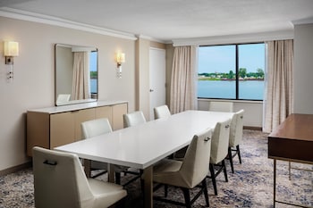 Premium Room, Accessible (Mobility & Hearing, Parlor)