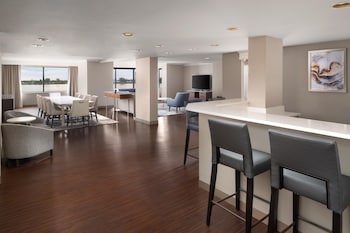 Premium Room, Accessible (Mobility & Hearing, Parlor)