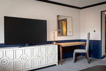 Suite, 1 King Bed with Sofa bed, Mobility Accessible (Roll-In Shower)
