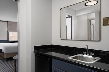 Superior Room, 1 King Bed (Wet bar)