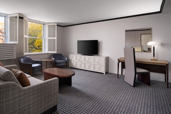 Suite, 1 King Bed with Sofa bed, Mobility Accessible (Roll-In Shower)