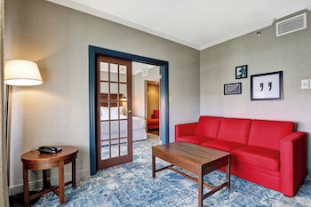 Suite, 1 Bedroom, Roll-in Shower (Airport View)