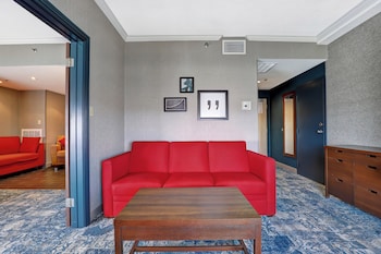 Suite, 1 Bedroom, Roll-in Shower (Airport View)