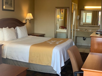 Room, 1 King Bed, Accessible, Bathtub (Non Smoking/Mobility/Grab Bars)