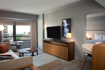 Executive Suite, 1 King Bed with Sofa bed, Hearing Accessible (Hearing)