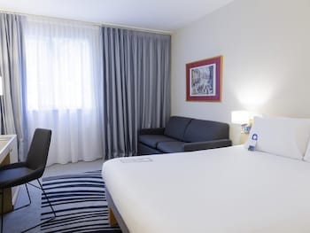 Standard Room, 1 Queen Bed, Mobility Accessible