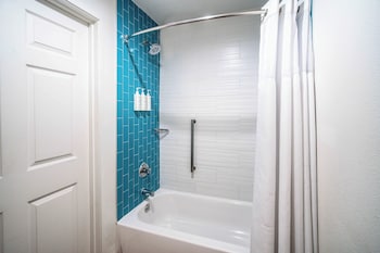 Room, 1 King Bed, Accessible Bathtub, City View (Boulevard)