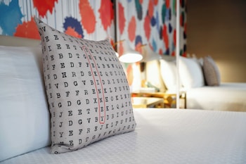 Room, 2 Queen Beds, City View
