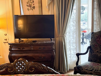 Room, 1 King Bed (William Martin)
