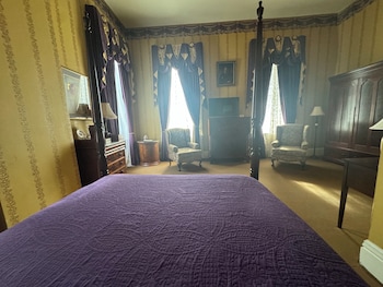 Room, 1 Queen Bed (John R. Lynch)