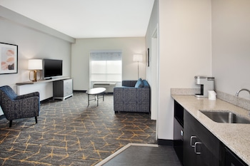 Suite, 1 Bedroom, Roll-in Shower (Mobility Accessible)