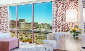Deluxe Room, 2 Queen Beds, Roll-in Shower (High Floor)