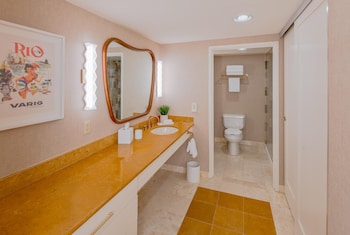 Deluxe Room, 2 Queen Beds, Accessible Bathtub